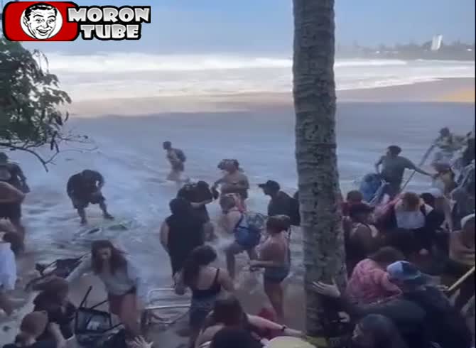Video :During a surfing tournament, they get carried away by the waves